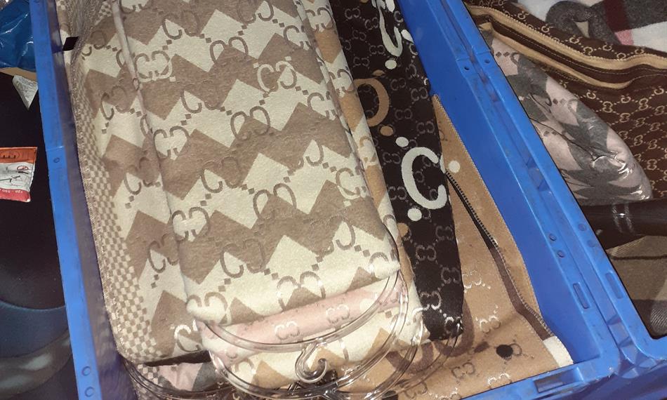 jedna z mnoha přepravek s textilem